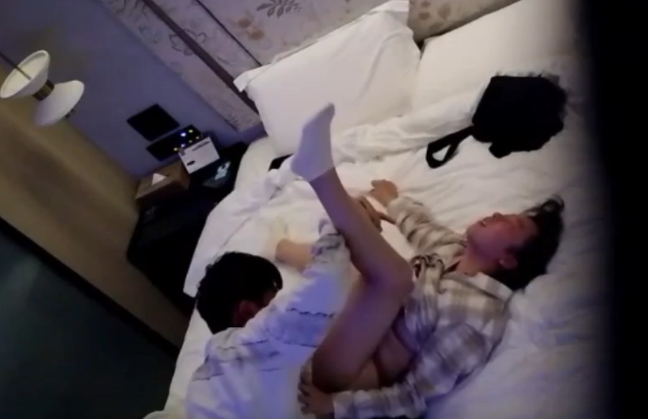 天眼13号房 12-20 一对二逼情侣欢乐多 各种极限拉扯 男生还玩上捆绑了 女生胸大毛多 很有可玩性